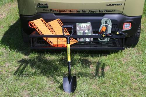 An der Anh&auml;ngerkupplung des Jeep Renegade Hunter kann eine Wildwanne befestigt werden