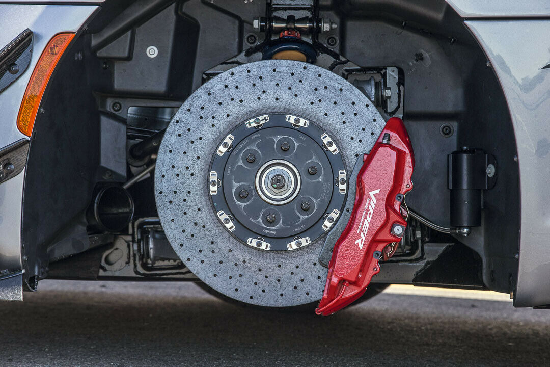 15-Zoll-Carbon-Keramik-Bremsen fangen die 649 PS starke Viper wieder ein