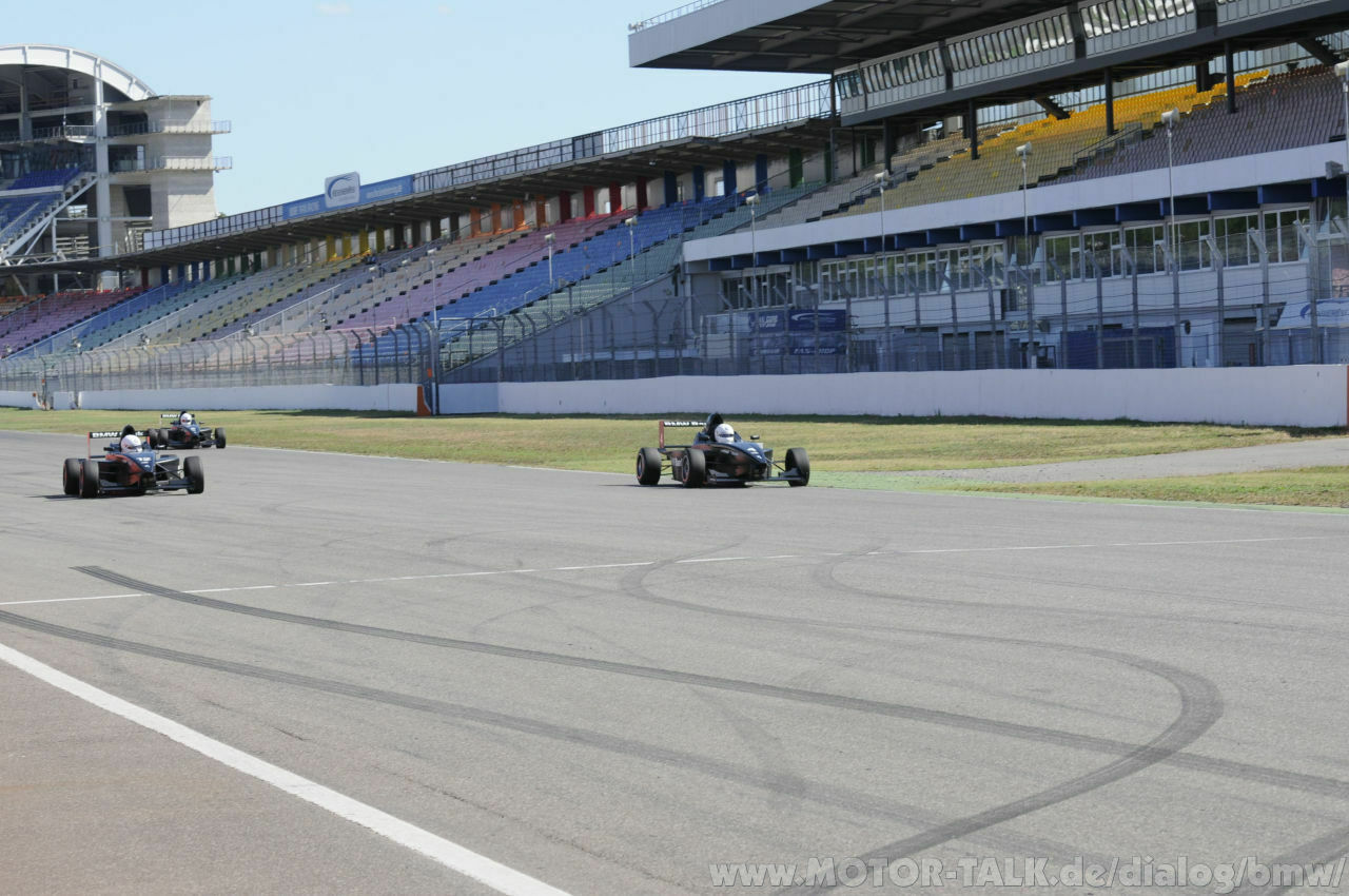 Mit dem Formel BMW auf einer heißen Runde