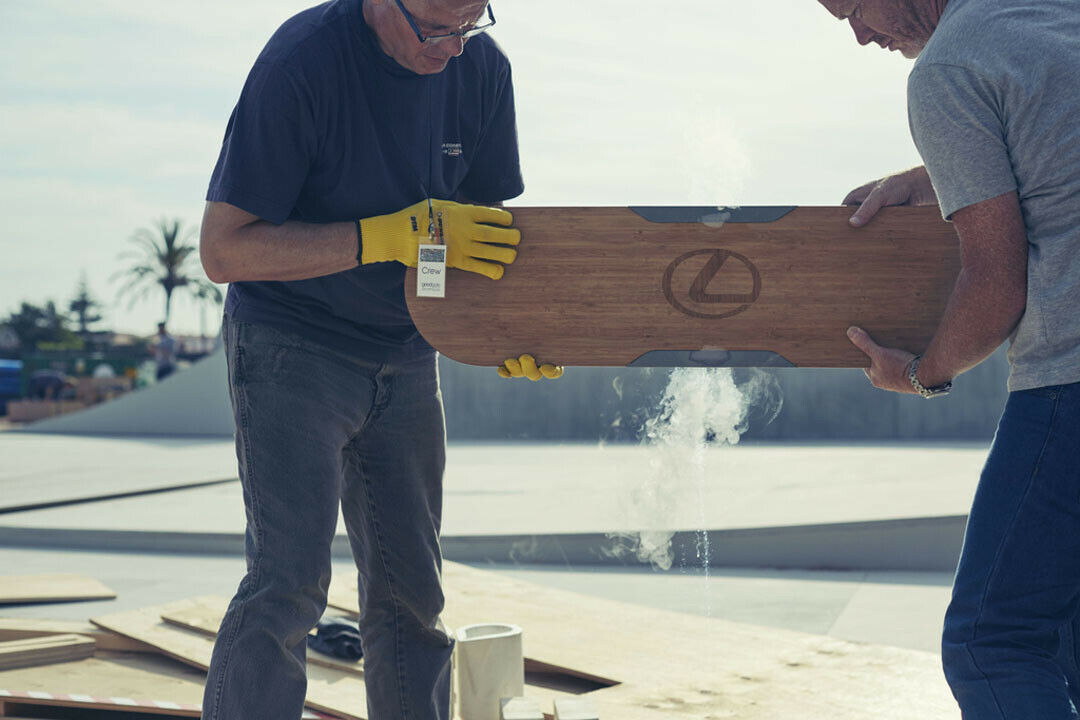 Die Supraleiter im Hoverboard m&uuml;ssen mit fl&uuml;ssigem Stickstoff auf minus 197 Grad abgek&uuml;hlt werden