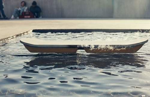 Das Hoverboard kann wie im Film &uuml;ber Wasser fahren - aber nur, wenn darin eine Magnetschiene liegt