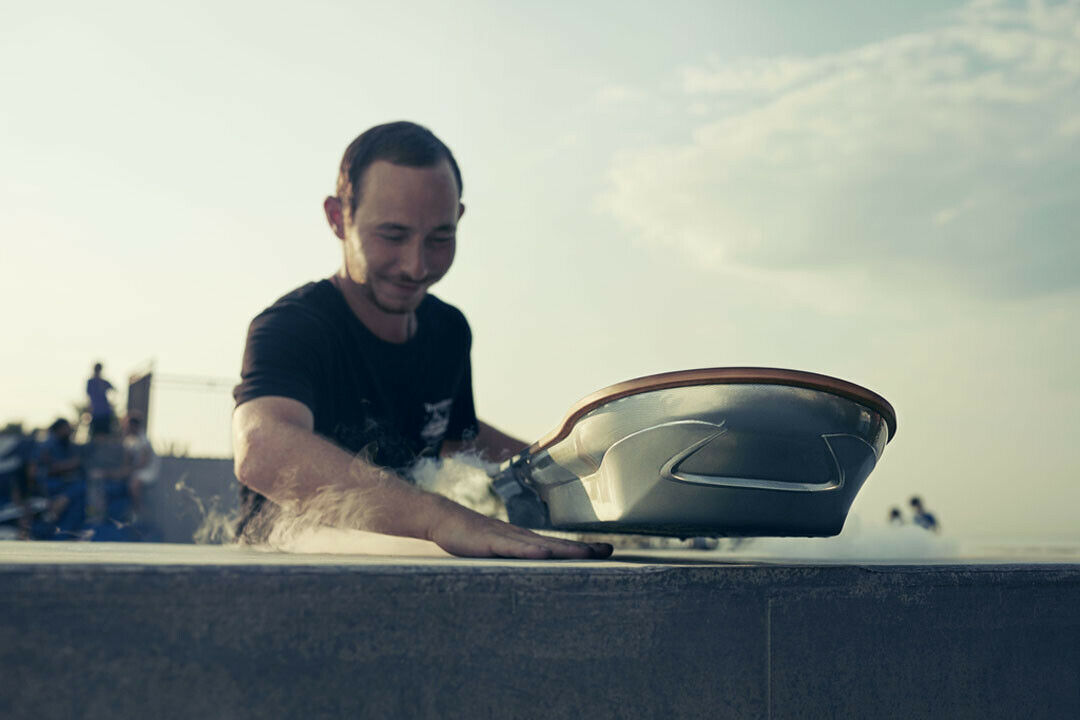 Hoverboard von Lexus: Profiskater Ross McGouran zeigt in einem Video, wie das Board funktioniert