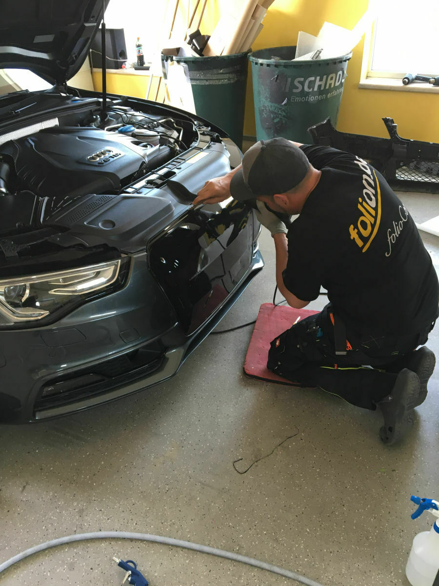 Schwarzer Audi A5, schwarz-matter Grill + Audiringe