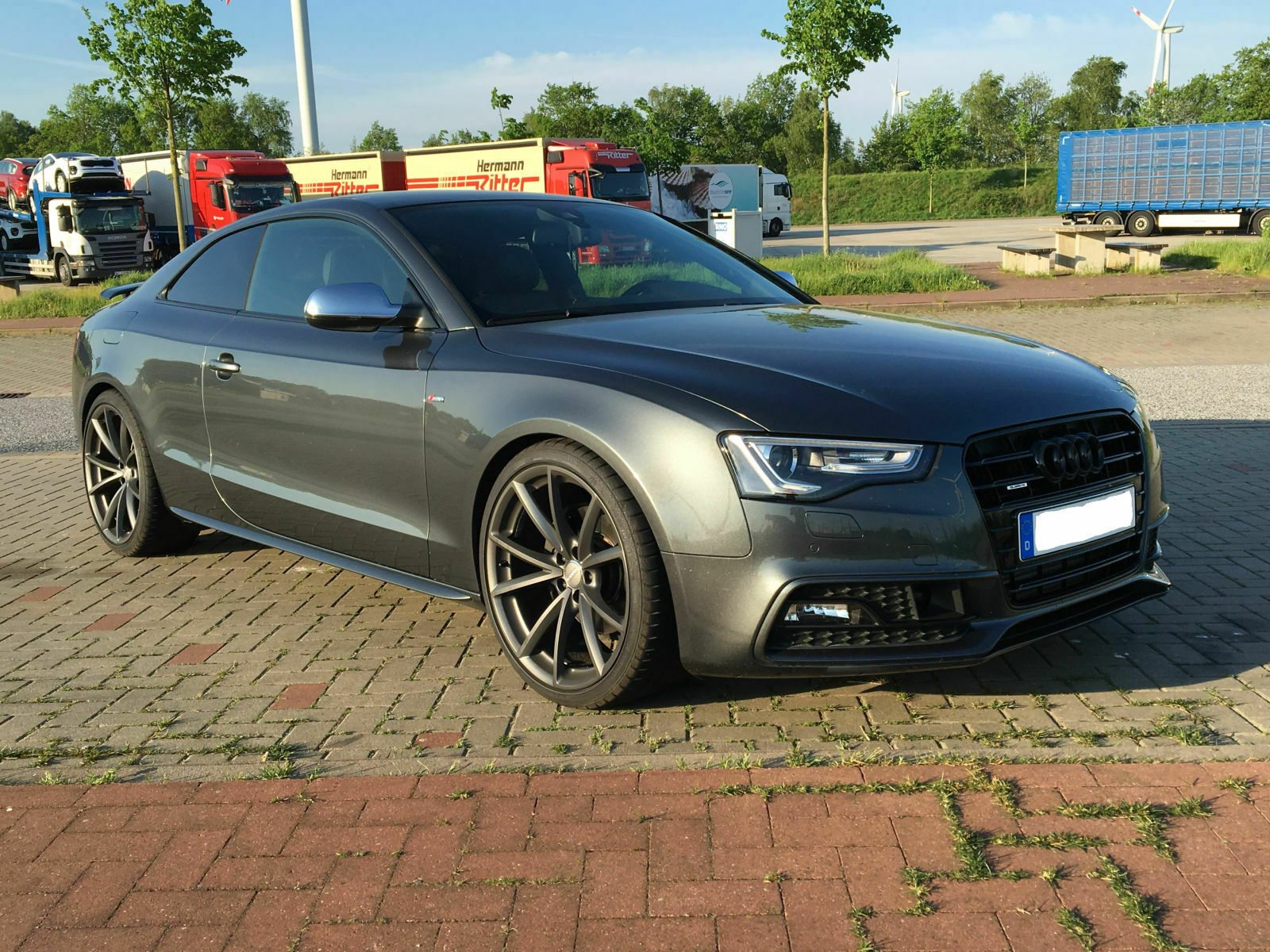 Schwarzer Audi A5, schwarz-matter Grill + Audiringe
