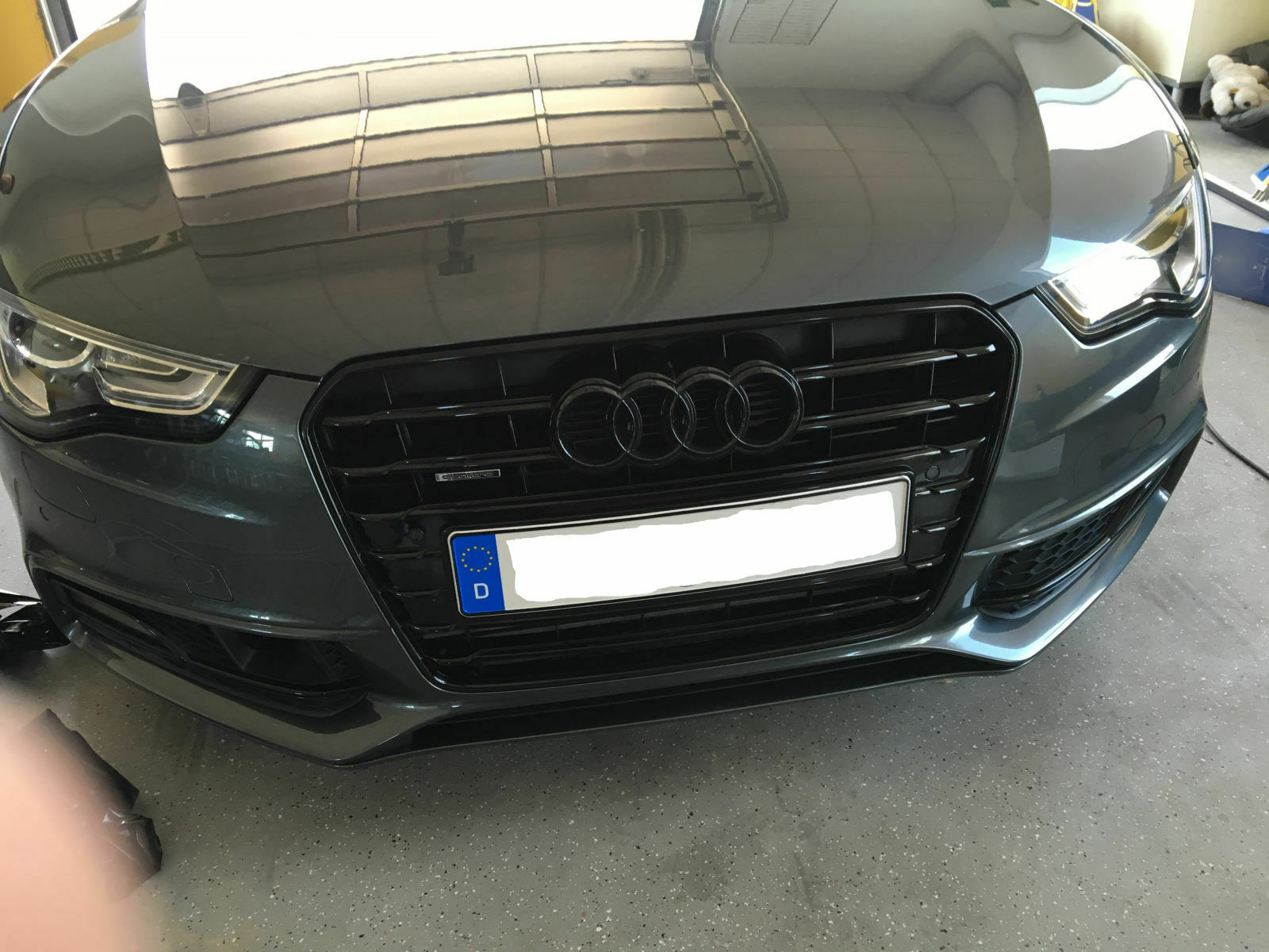Schwarzer Audi A5, schwarz-matter Grill + Audiringe