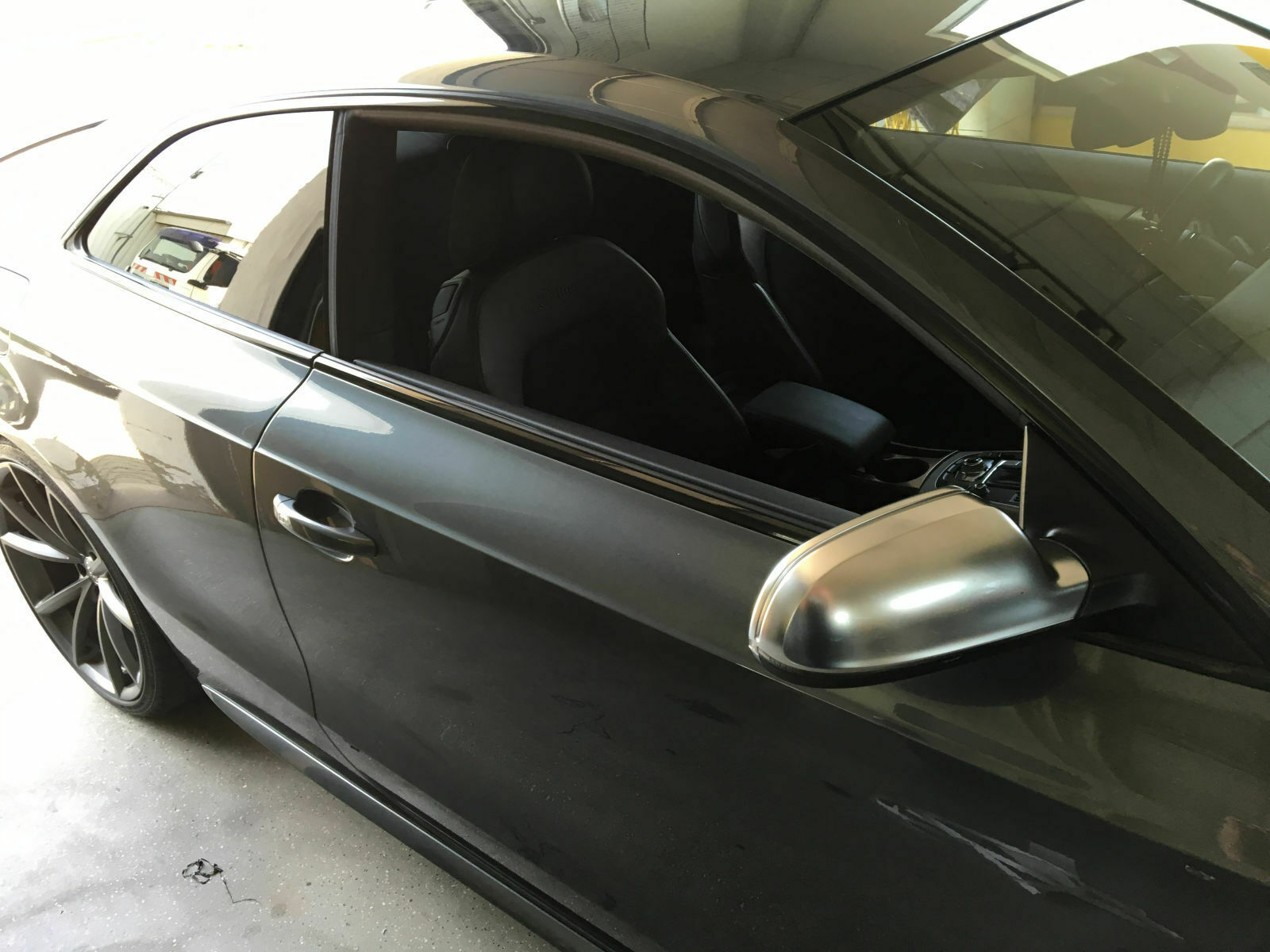 Schwarzer Audi A5, schwarz-matter Grill + Audiringe