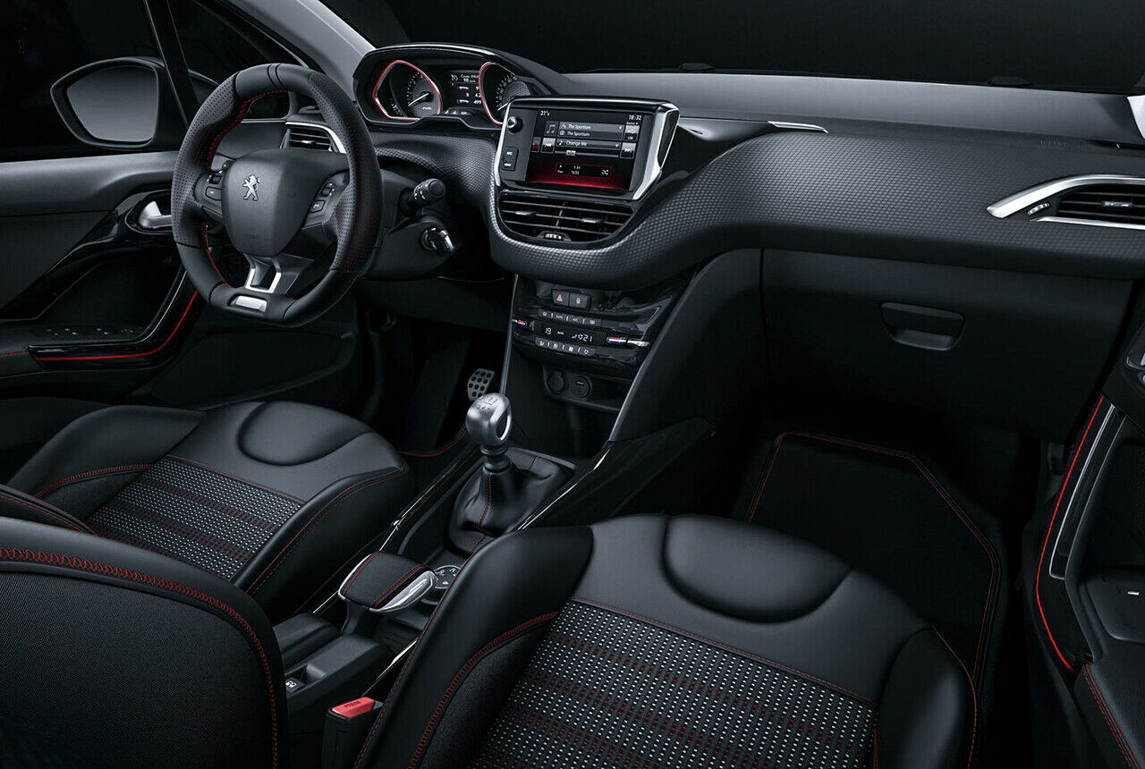 Peugeot 2008 Facelift, 2016: Das Cockpit setzt auf die Peugeot-Linie mit kleinem, tief liegendem Lenkrad