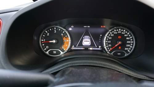 Der Spurwarner zeigt an, wenn ohne zu Blinken die Spur verlassen wird