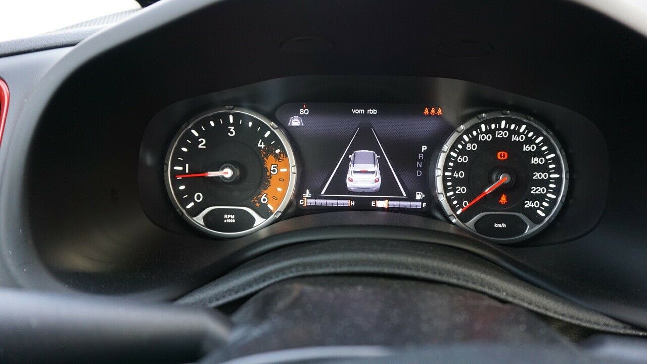 Der Spurwarner zeigt an, wenn ohne zu Blinken die Spur verlassen wird