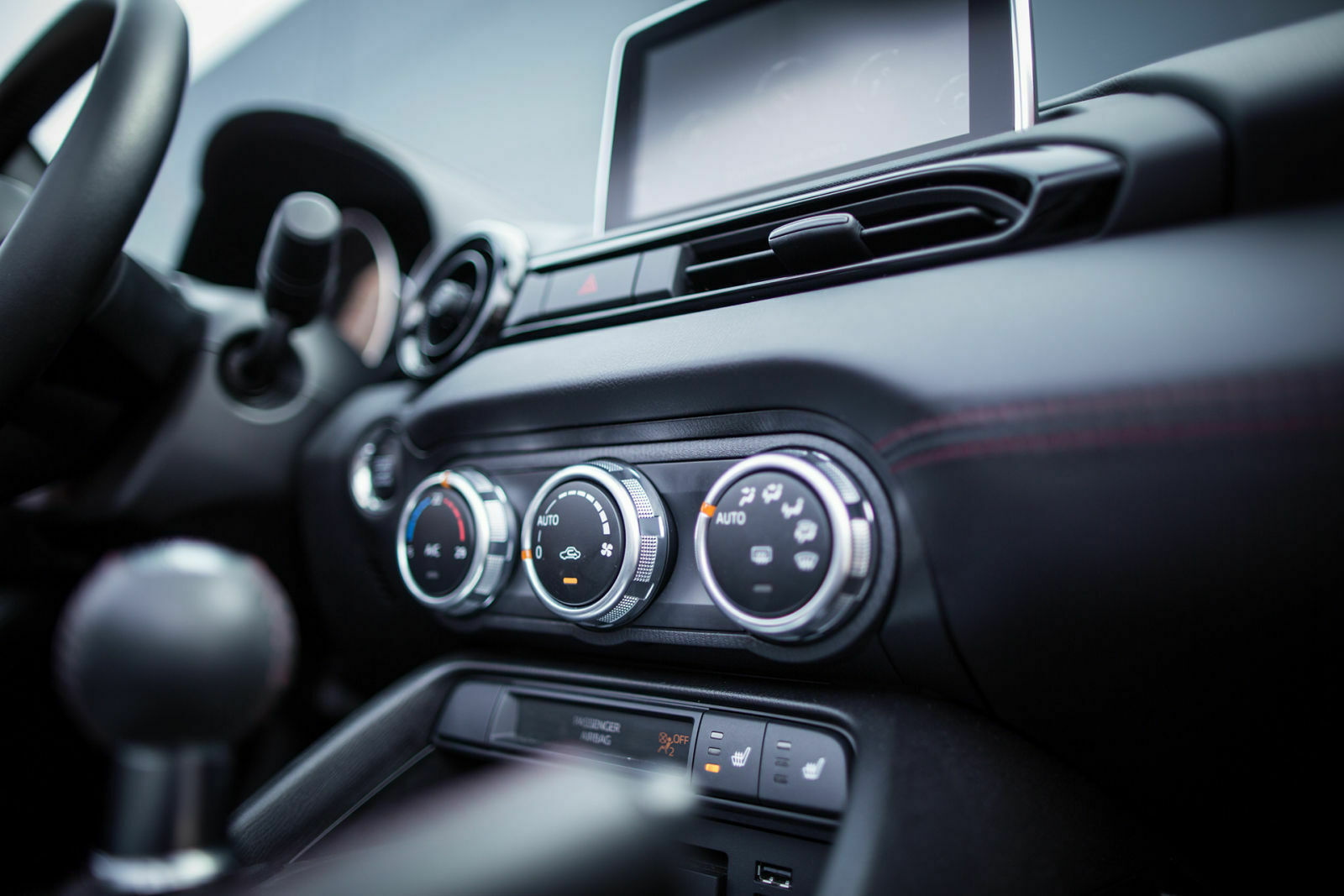 Die Verarbeitung der Knöpfe und Schalter im Mazda MX-5 geht absolut in Ordnung, die Klimaanlage ist simpel und effektiv