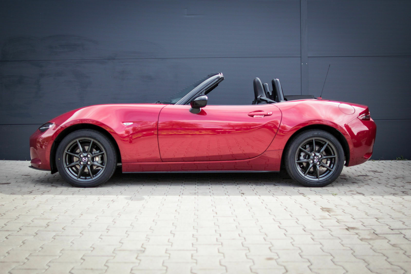 Beim Mazda MX-5 Skyaktiv-G 131 sitzen die Insassen nah an der Hinterachse, das hilft dem Fahrgefühl