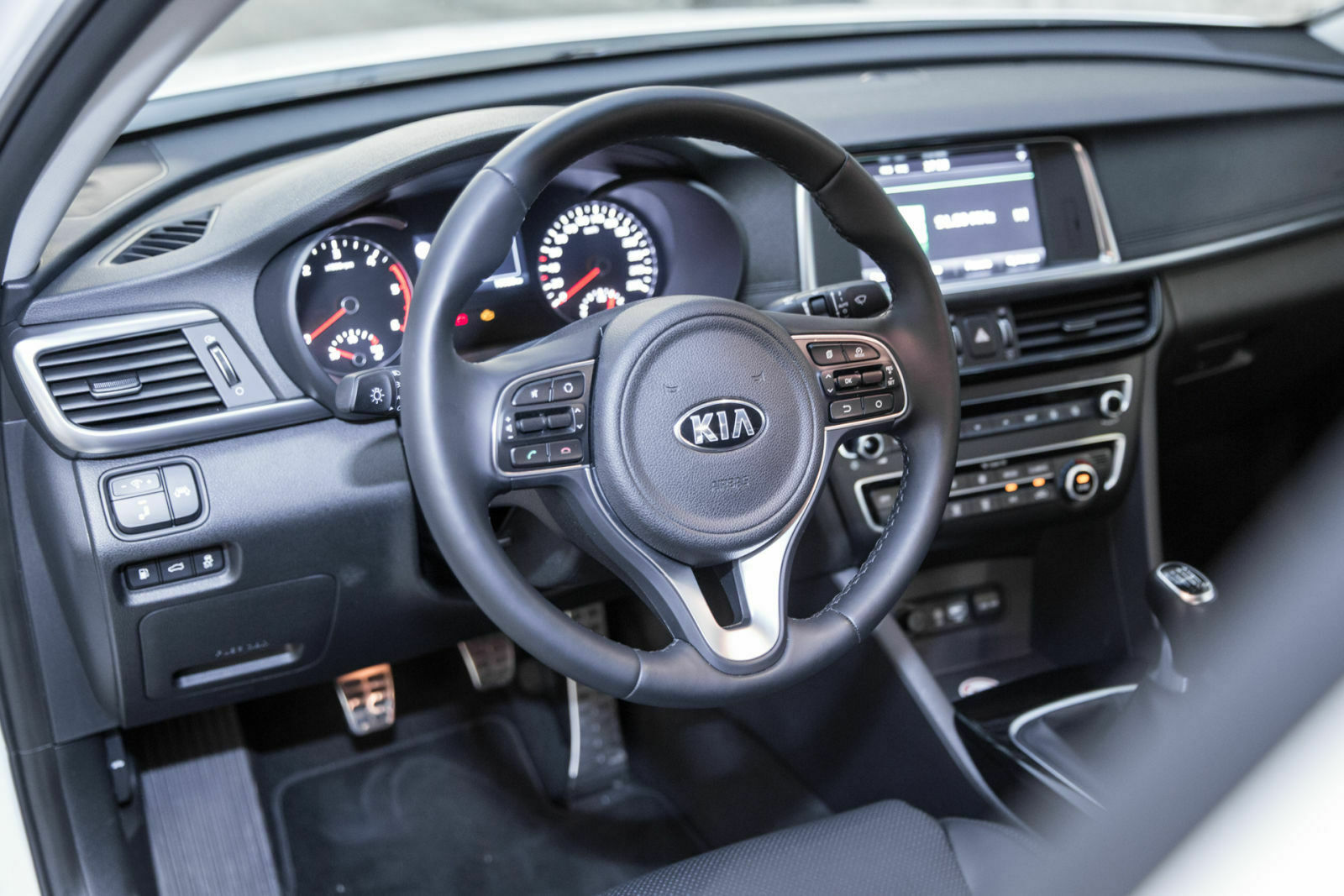 Im Cockpit des Kia Optima vermissten wird nichts - außer ein bisschen Farbe vielleicht
