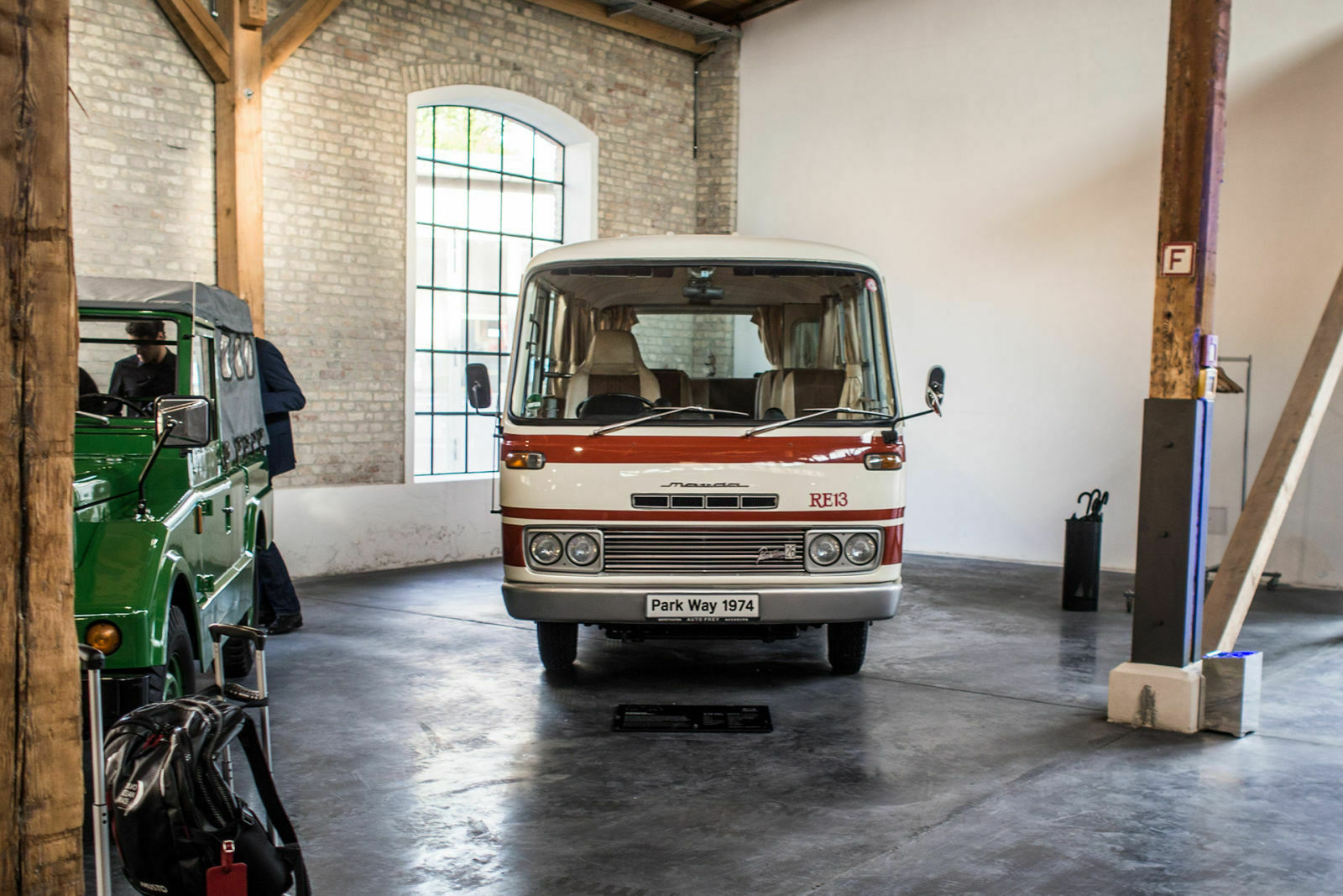 Im Mazda-Reisebus Parkway von 1976 arbeitet ein Zweischeiben-Wankelmotor mit 135 PS. Höchstgeschwindigkeit: 120 km/h