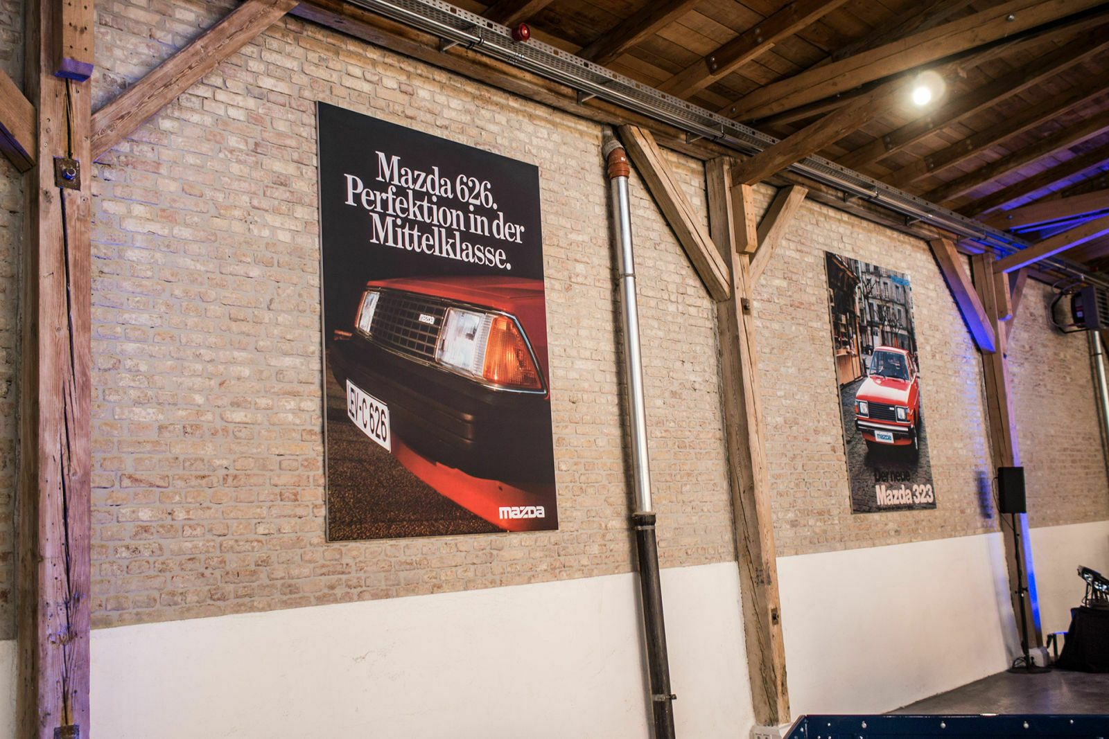 Dekoration: Alte Werbeposter an den Wänden der denkmalgeschützten Ausstellungshalle