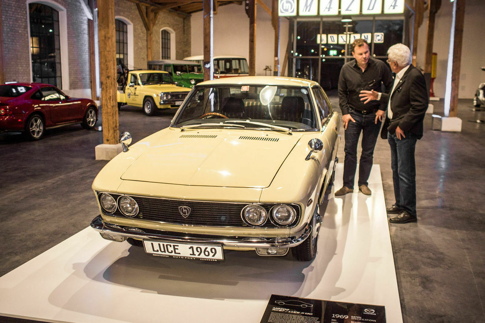 Walter Frey erklärt Björn am Beispiel des Bertone-Coupé, was für ihn ein schönes Auto ausmacht