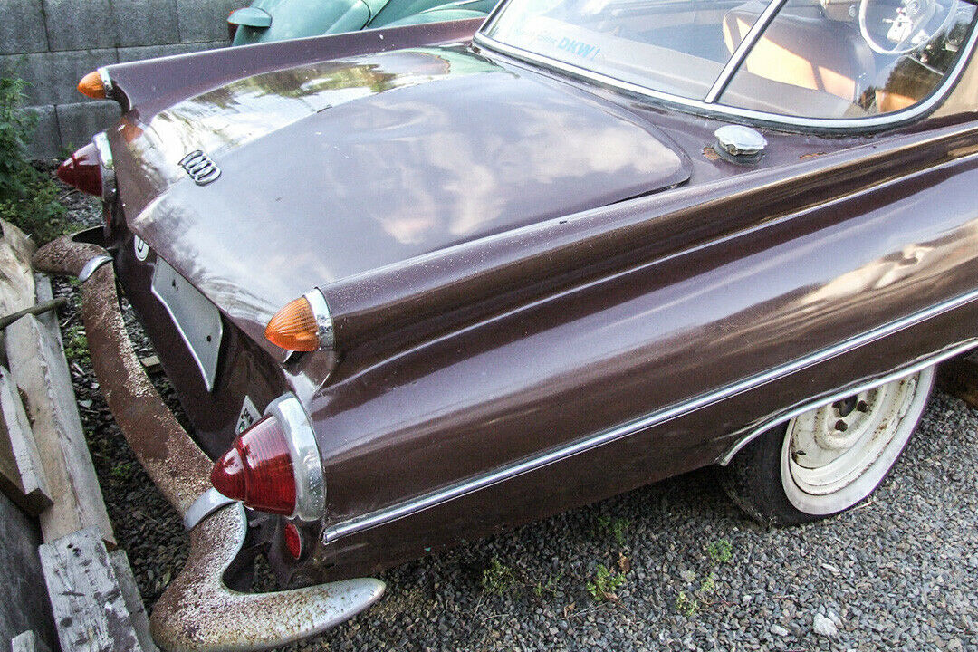 Dieses Heck verwirrt: Stoßstange, Kofferraumklappe und Heckflossen sehen stark nach Auto Union 1000 SP aus. Doch der Tankstutzen sitzt an der falschen Stelle