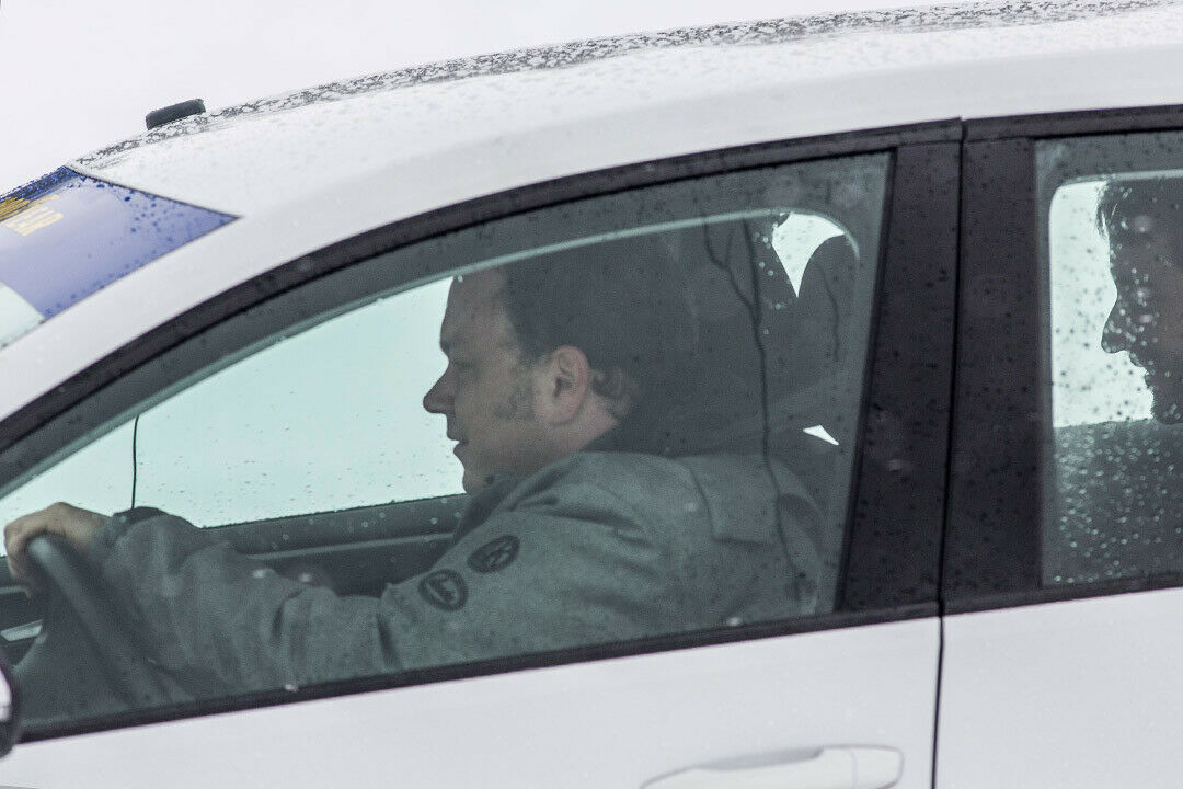 Björn probiert es auch: Brachbare Messergebnisse kamen dabei natürlich nicht heraus