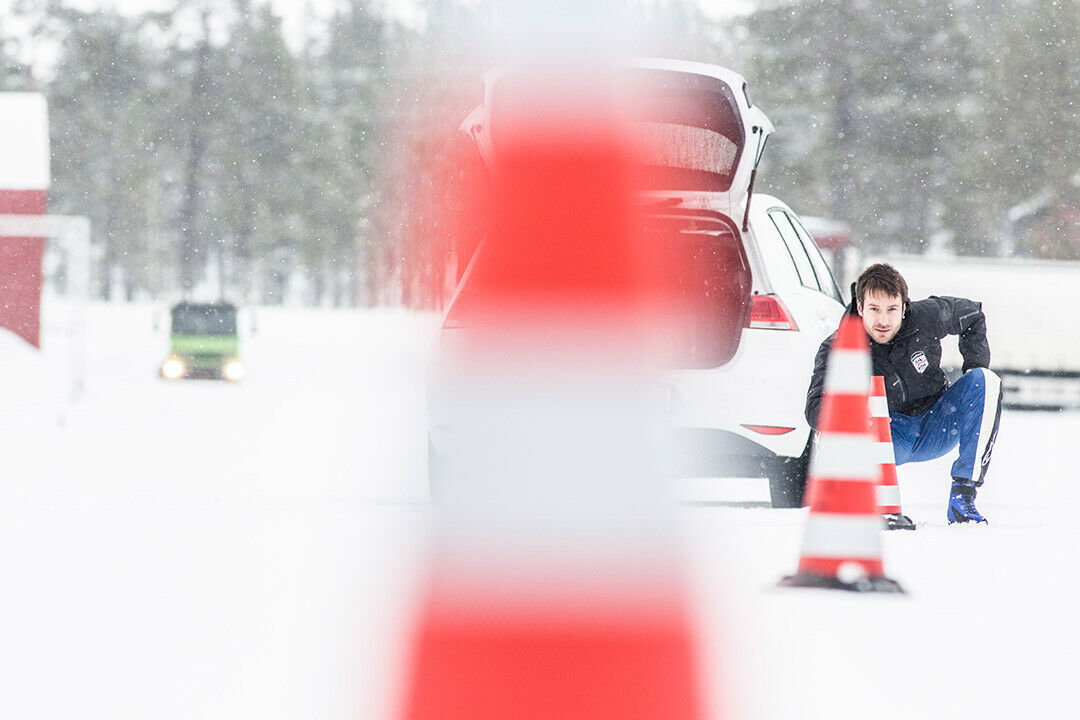 Pylonen-Parcours auf Schnee: Vincent beim Versuchsaufbau
