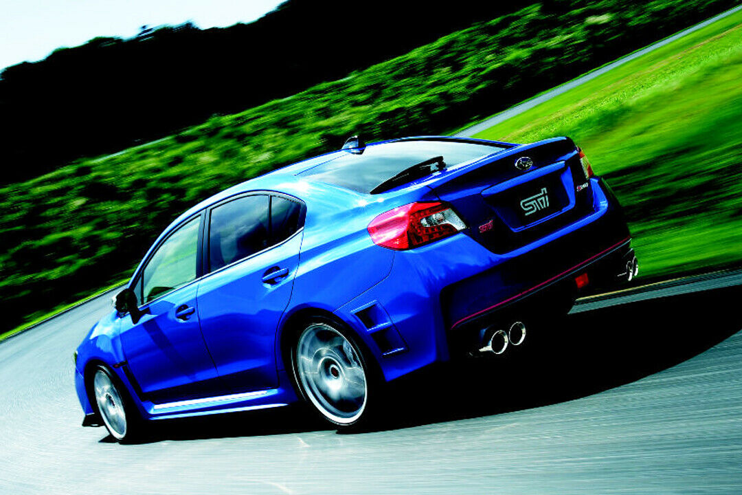 Im japanischen STI arbeitet ein 2,0-Liter-Boxermotor. Die EU-Version fährt mit 2,5 Litern Hubraum