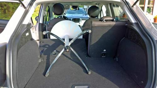 Wiebke transportiert einen Stehtisch