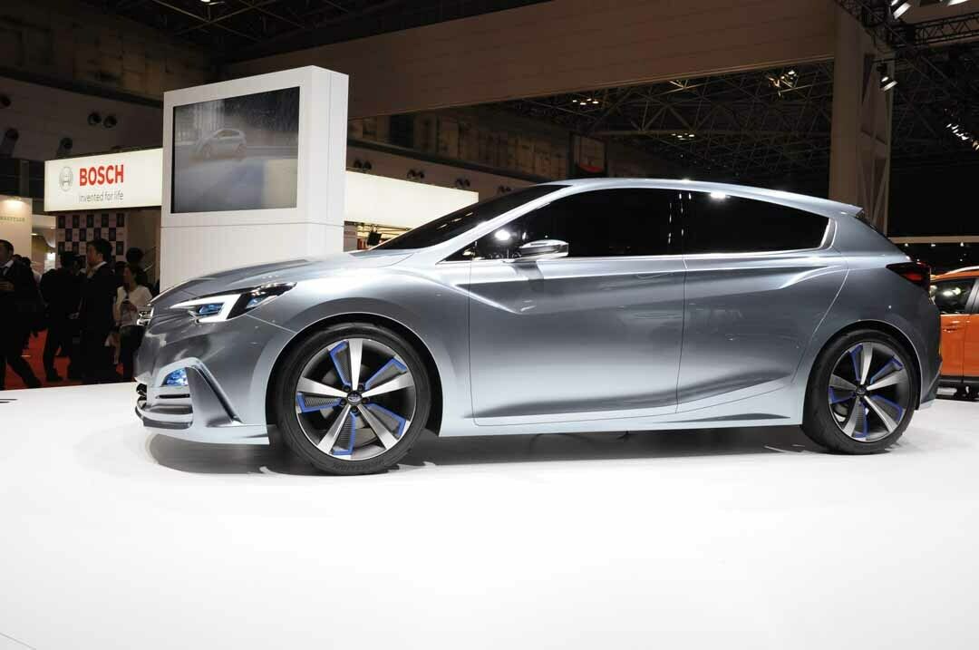 Verglichen mit dem aktuellen Impreza ist die Studie kürzer, breiter und flacher