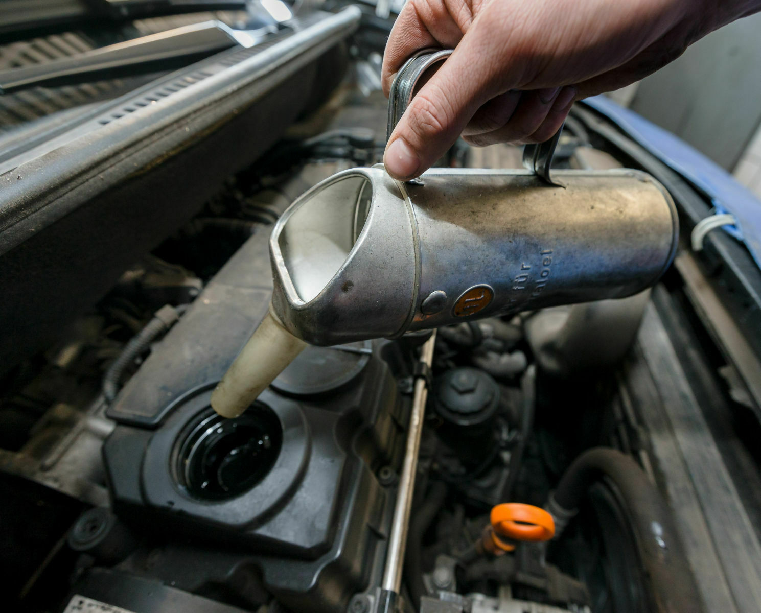 Welches Motor&ouml;l geh&ouml;rt in mein Auto? Viele Autofahrer verzweifeln vor dem Baumarktregal