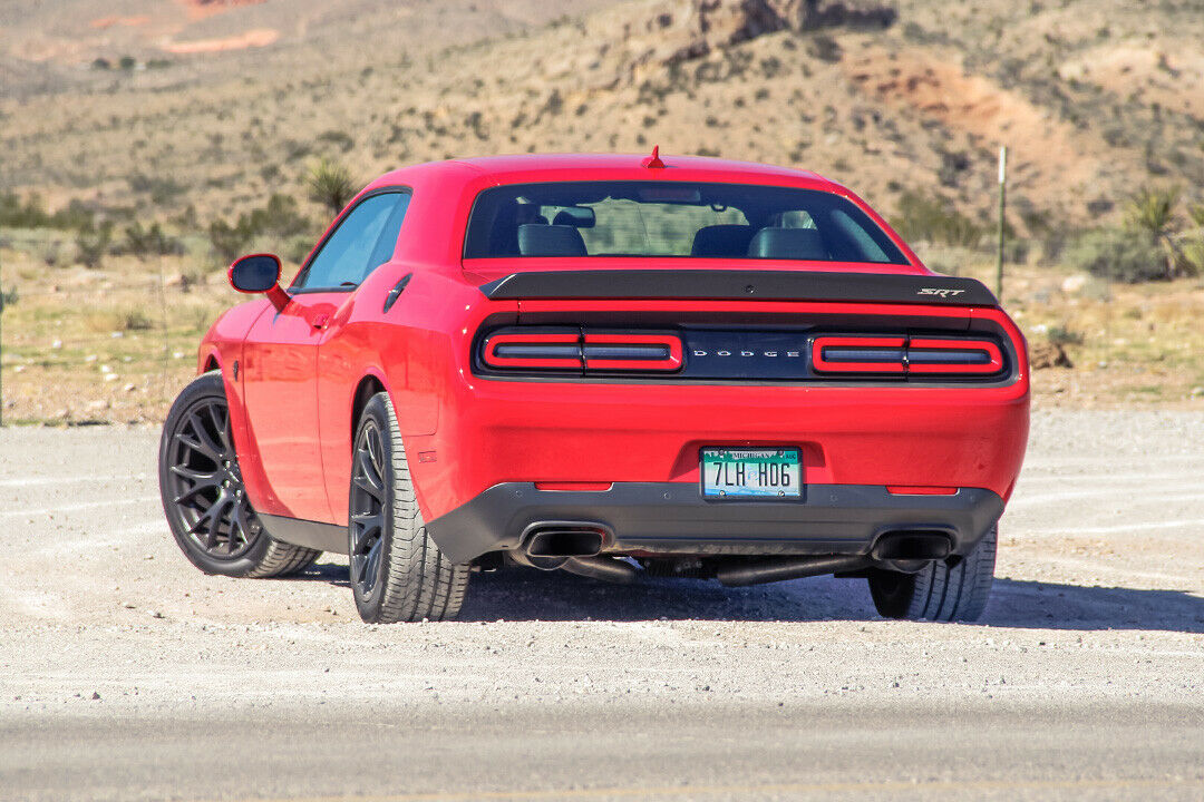 Die Schalldämpfer drosseln den Sound kaum. Dodge spricht von "Straight Pipes", also durchgehenden Rohren