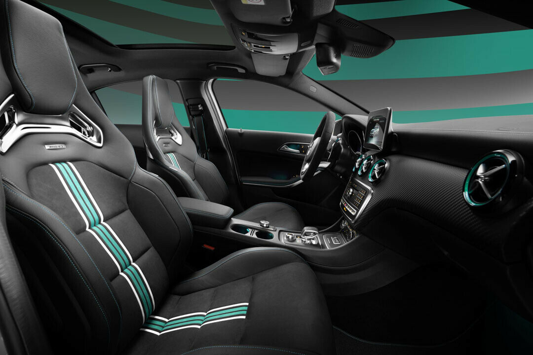 Der Innenraum des A 45 AMG Mercedes AMG Petronas 2015 World 
Champion Edition wurde farblich an das Formel-1-Team angepasst