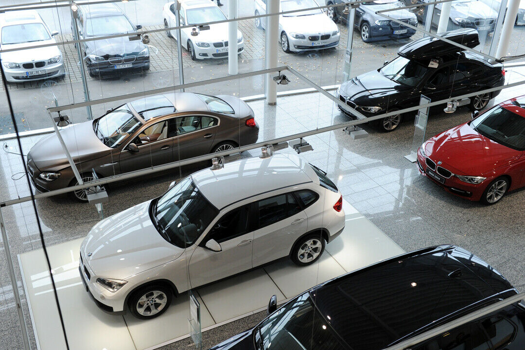 Viele Autohändler gewähren im Moment hohe Rabatte auf Neuwagen. Das ...