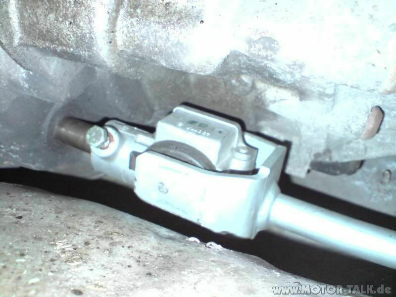 Schaltwelle vom Schaltgestänge lösen - Simmerring undicht