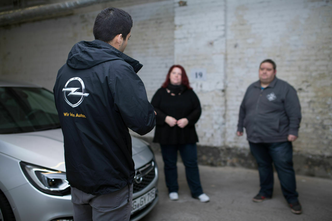 Kevin von Opel erklärt den beiden MOTOR-TALKern das LED-Matrix-Licht