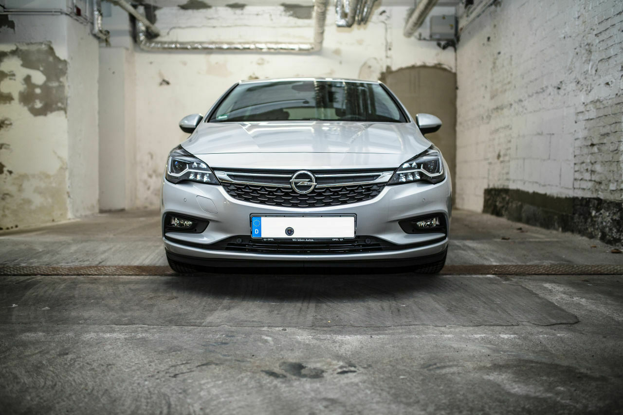 Opel Astra K trifft Berliner Kiez-Garage