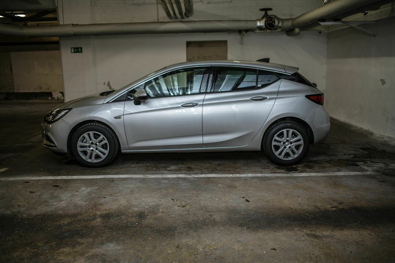 Opel Astra Innovation &ndash; zwei davon warteten in der Tiefgarage von MOTOR-TALK auf Alexandra und Markus