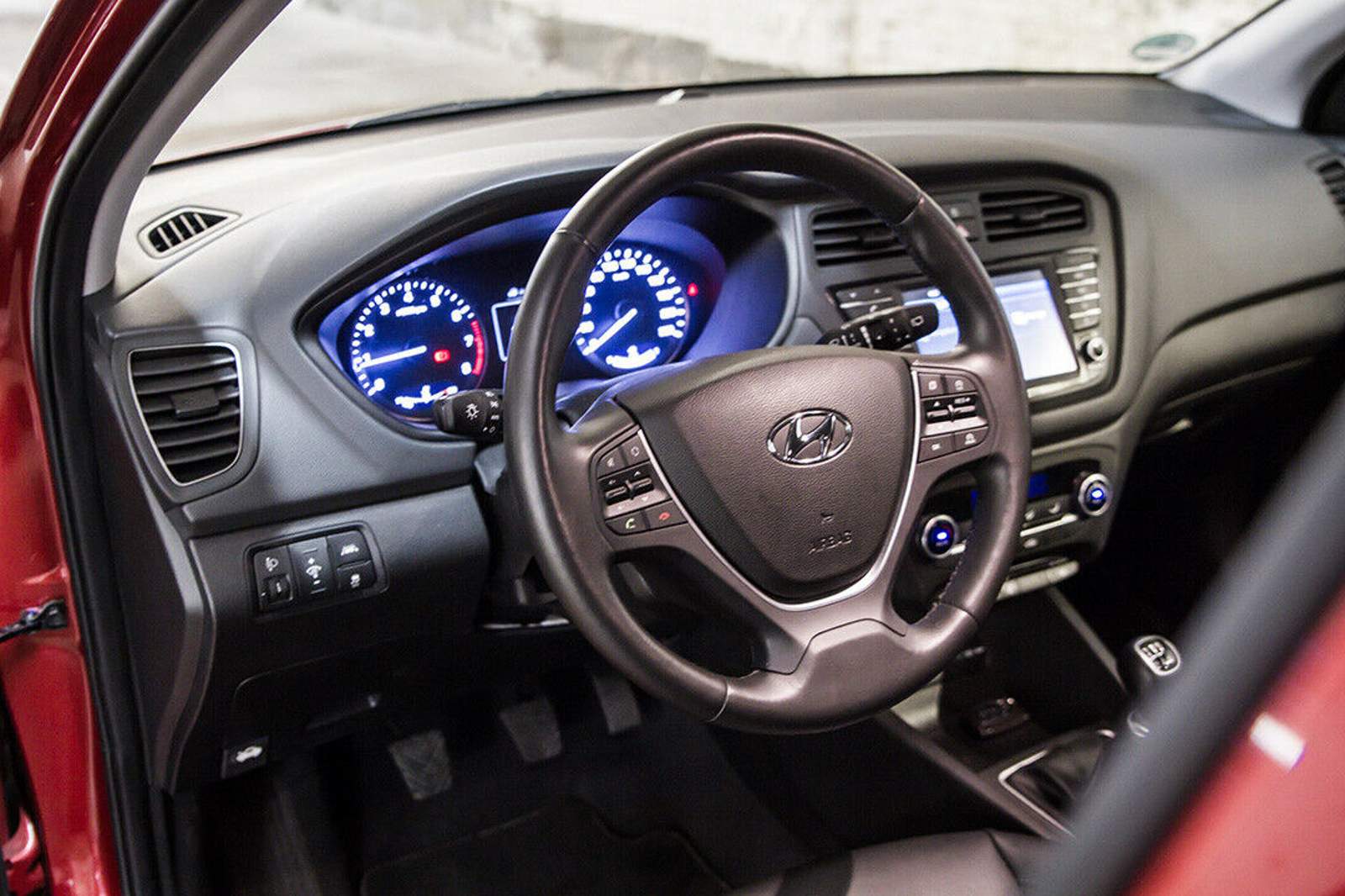 Hyundai i20: Blick ins hübsch beleuchtete Cockpit : Unser kleiner ...