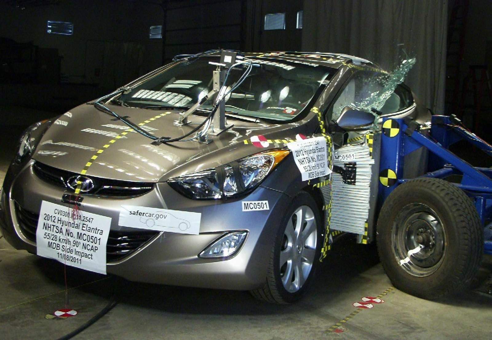 Crash eines Hyundai Elantra Künftig will die NHTSA nach EuroNCAP