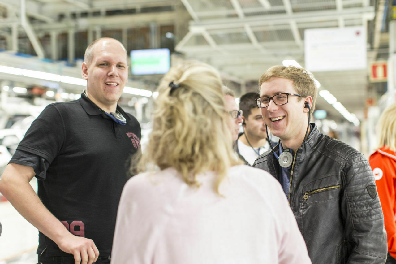 Im SEAT-Werk, Halle 10 – 'BigVanVader' (l.) will es ganz genau wissen: Wo wird der Klimakompressor eingebaut?