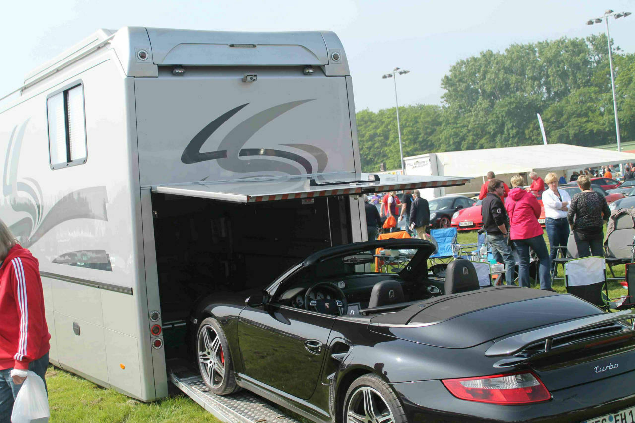 wohnmobil-mit-garage-fuer-einen-porsche