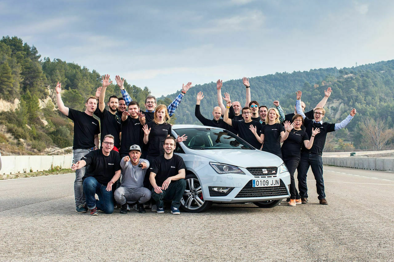 Gruppenbild: Die MOTOR-TALK-Nutzer und die drei Abgesandten aus der MT-Werkstatt