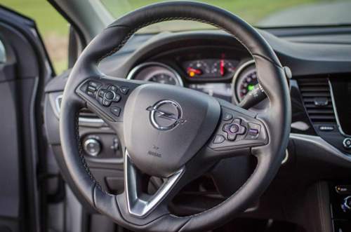 Das Lenkrad ist hochwertig verarbeitet