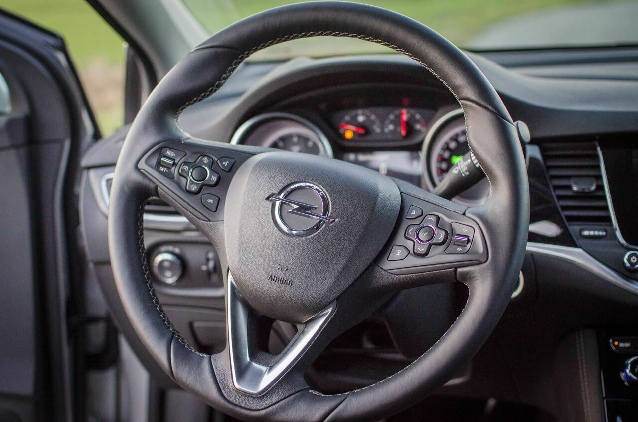 Das Lenkrad ist hochwertig verarbeitet