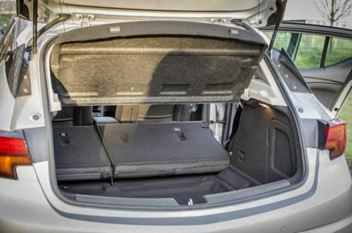 Der Kofferraum mit umgeklappten R&uuml;cksitzen