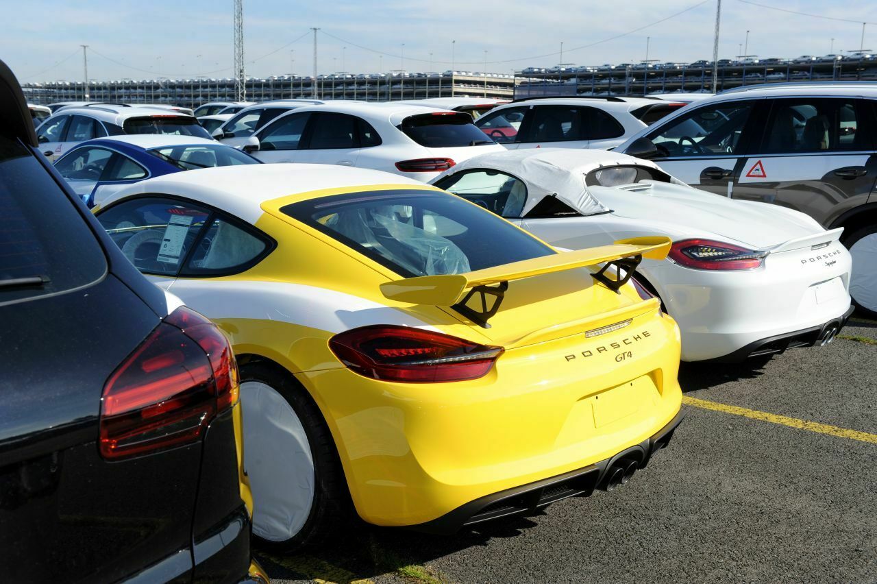 Porsche-Fahrzeuge im Autoterminal Bremerhaven: Anders als alle anderen gro&szlig;en deutschen Autohersteller, produziert Porsche ausschlie&szlig;lich in Deutschland