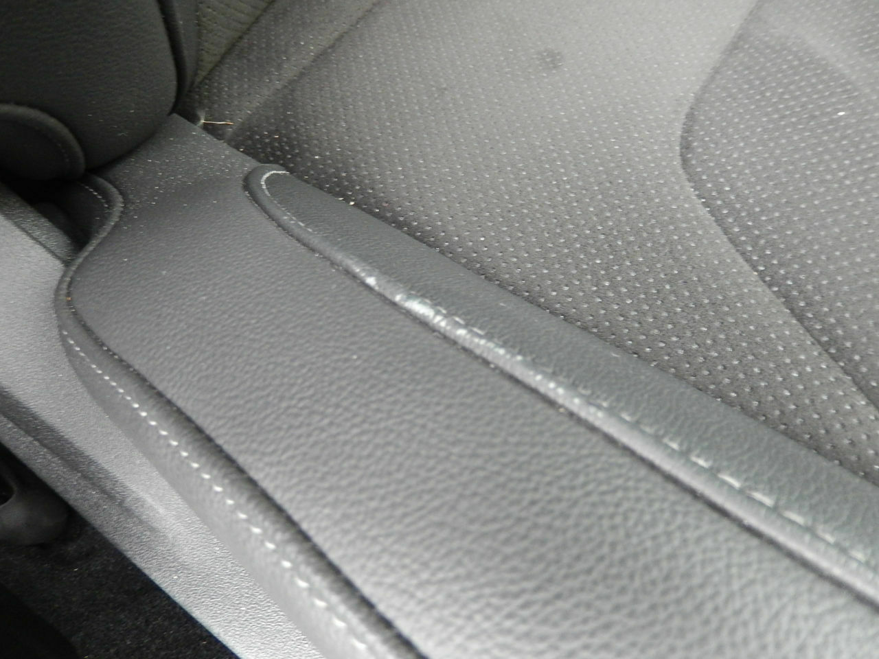 Premium Leder - "abgeschabte"/beschädigte Kante nach 9700 km?