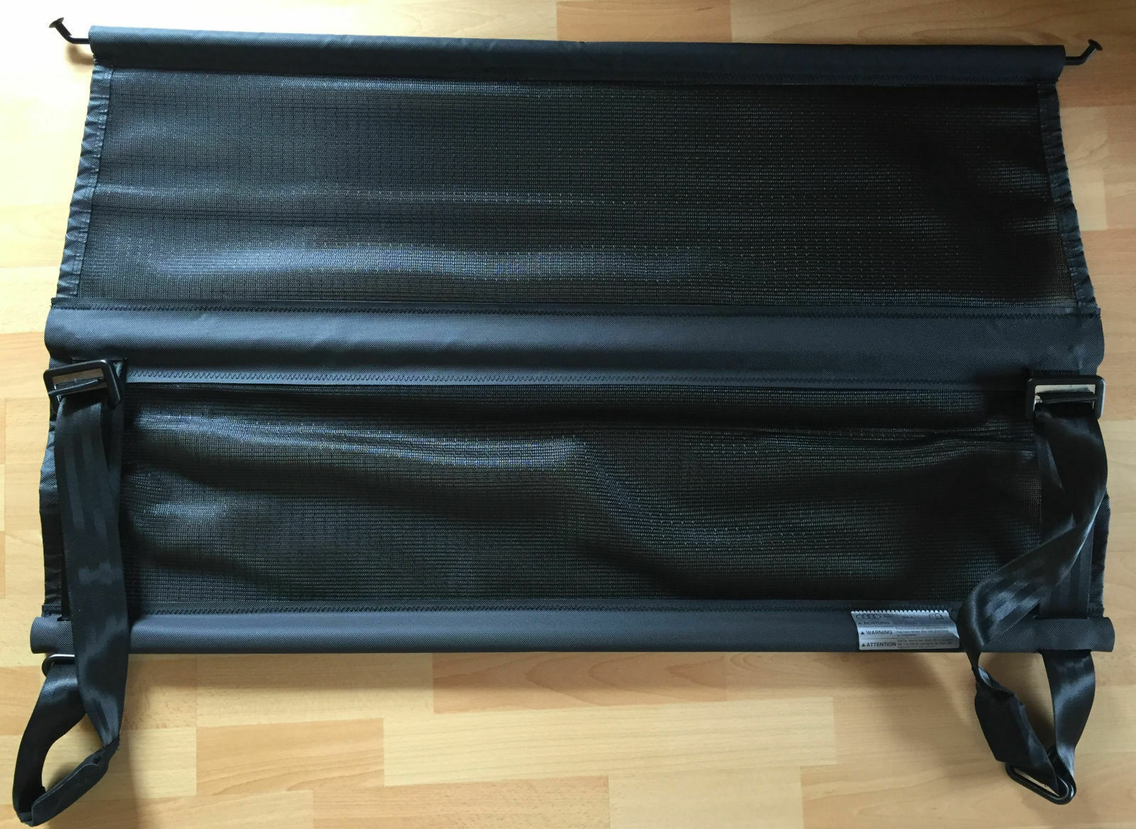 Spalt zwischen Hutablage und Rückenlehne von der Rückbank