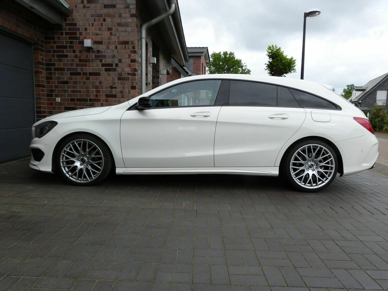 Weißer CLA Shooting Brake: helle oder dunkle Felgen?