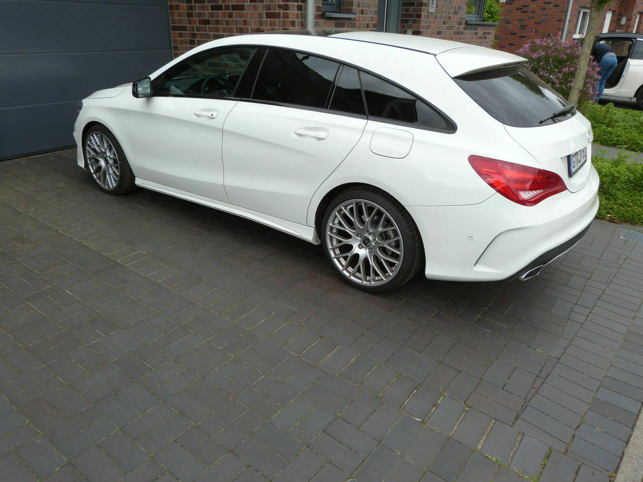 Weißer CLA Shooting Brake: helle oder dunkle Felgen?