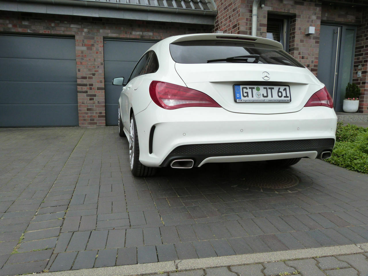 Weißer CLA Shooting Brake: helle oder dunkle Felgen?