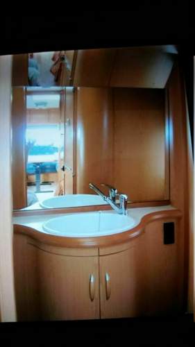 In der Mitte das Waschbecken