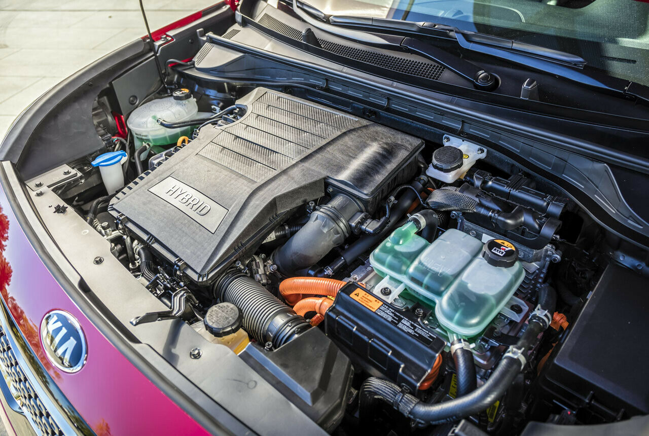Kia Niro: Blick unter die Motorhaube. Eine separate Starterbatterie sucht man vergeblich