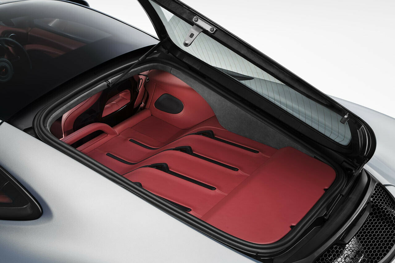 Unter dieser Klappe bietet der 570 in Zukunft 220 Liter mehr Stauraum